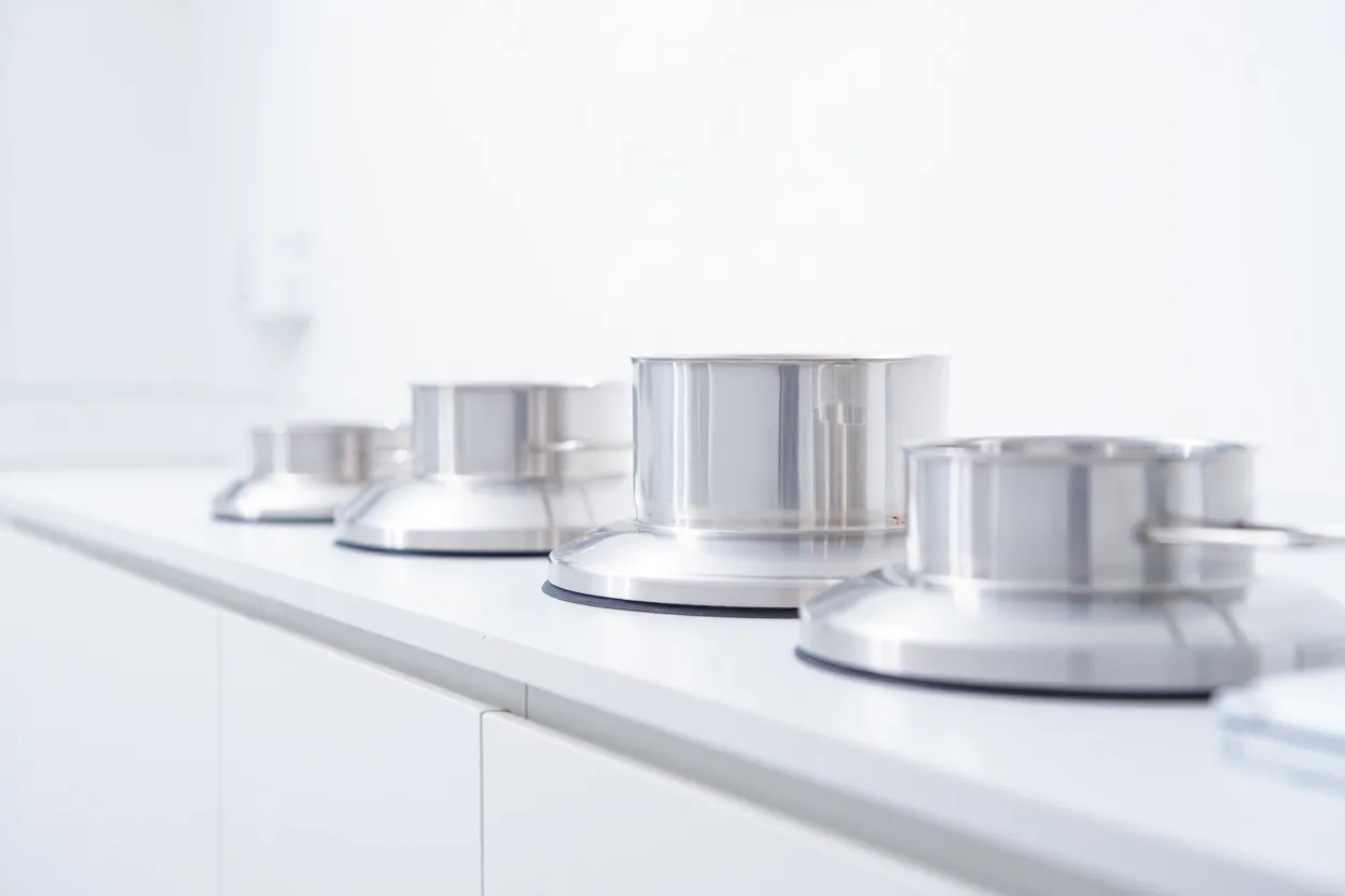 Creusets en platine de laboratoire sur une paillasse