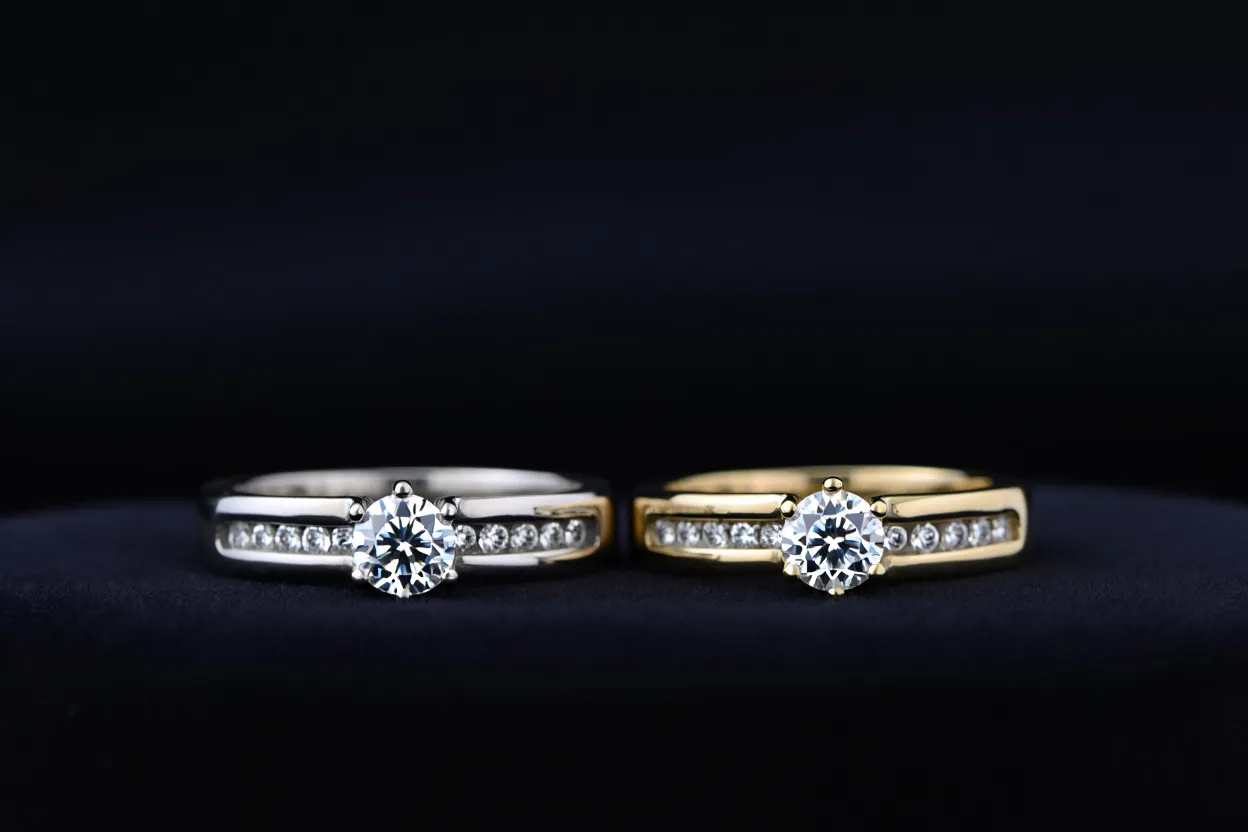 Comparaison bague platine et bague or blanc côte à côte